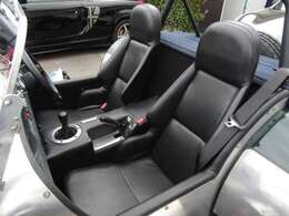 中古車販売における数多くの法令やルールを正しく理解しているのはもちろん、徹底したお客様目線での対応に関する教育研修を修了している為、お客様にとって安心・信頼のお店選びの目印になるものです。