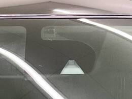 【エマージェンシーブレーキ】走行中に前方の車両等を認識し、衝突しそうな時は警報とブレーキで衝突回避と被害軽減をアシスト。より安全にドライブをお楽しみいただけます。