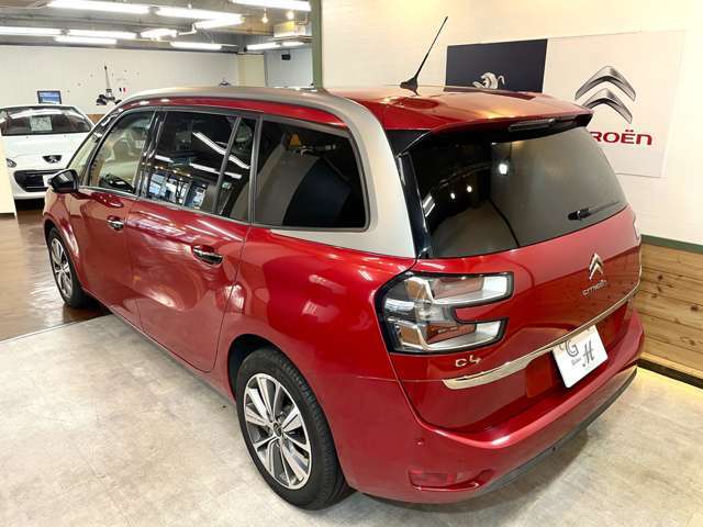 ドイツ車に比べて軽そうなイメージのあるフランス車ですが、グランドC4は見ての通りどっしりと構えたスタイリング☆