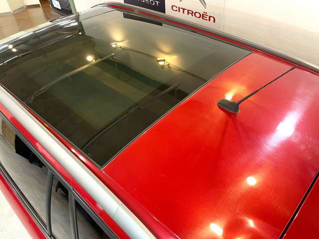 パノラミックルーフが車内をさらに明るくします！