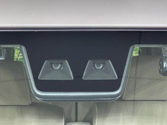 【スマートアシスト】走行中に前方の車両等を認識し、衝突しそうな時は警報とブレーキで衝突回避と被害軽減をアシスト。より安全にドライブをお楽しみいただけます。