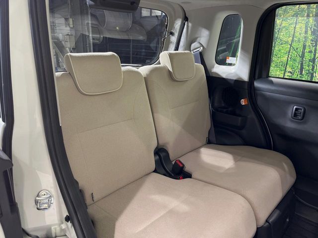 後部座席も気になるようなキズ・汚れやへたり等、大きなダメージはなく、良好な状態です。