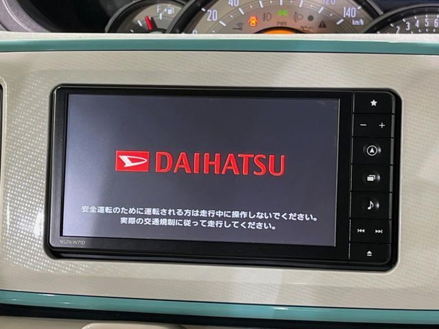 【純正ナビ】人気の純正ナビを装備しております。ナビの使いやすさはもちろん、オーディオ機能も充実！キャンプや旅行はもちろん、通勤や買い物など普段のドライブも楽しくなるはず♪