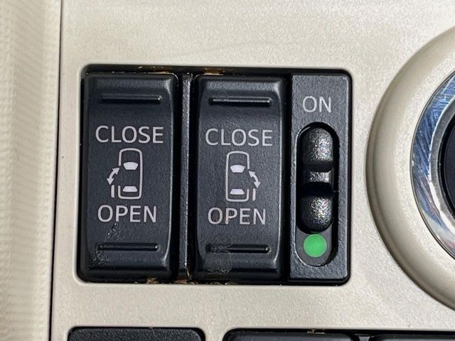 【両側パワースライドドア】スマートキーや運転席のスイッチで後席両側スライドドアの開閉が可能♪電動だから力を入れてドアを開ける必要が無く、小さなお子様でも簡単に開け閉めでき快適です♪