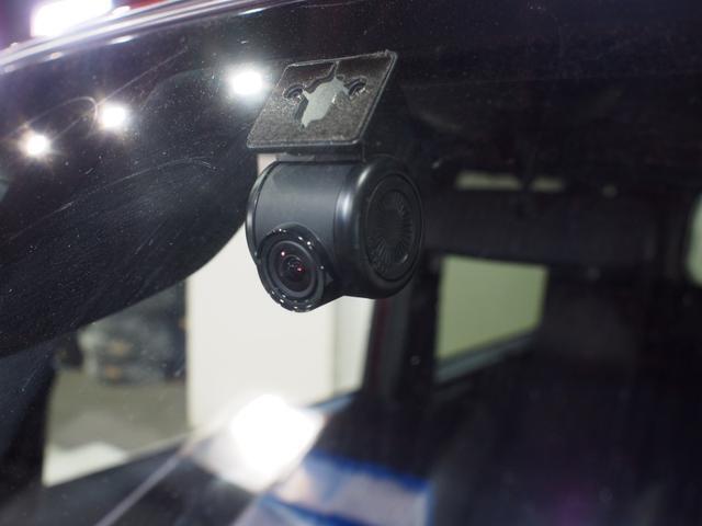 前方録画タイプのドライブレコーダーが装備されています。録画した映像はこの車両のカーナビでも再生が可能です。