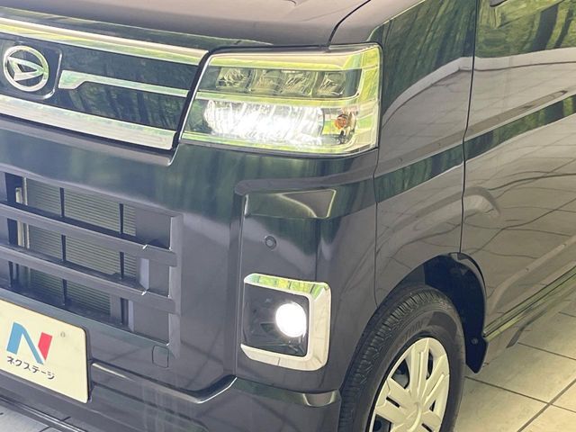 【LEDヘッドライト】悪天候や夜間走行時も良好な視界を確保し安心して運転できる高輝度LEDヘッドライトを装備！点灯速度が早く、消費電力も抑えられています。