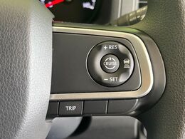 【アダプティブクルーズコントロール】高速道路での長距離走行が楽に！！自動で速度を保つクルーズコントロールが、衝突軽減システムと連携し、前方の車両を感知して車間を保つように速度調節してくれます！！