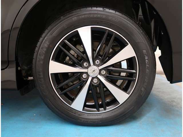 【タイヤ・ホイール】タイヤサイズ195/60R16の純正アルミホイールです。タイヤ溝は約5mmになります。
