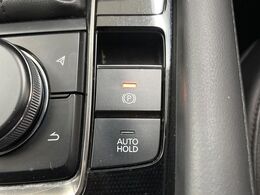 【電動パーキングブレーキ】パーキングブレーキは便利な電動式！ボタン一つで操作でき、アクセルを踏めば自動で解除されます