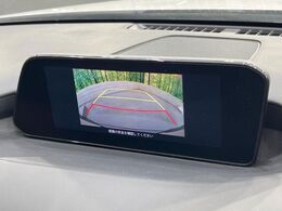 【バックカメラ】駐車時に後方がリアルタイム映像で確認できます。大型商業施設や立体駐車場での駐車時や、夜間のバック時に大活躍！運転スキルに関わらず、今や必須となった装備のひとつです！