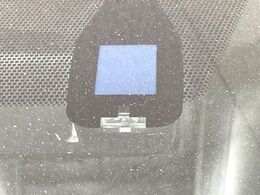 【プリクラッシュセーフティ】前方の車両等を検知し、衝突しそうな時は警報で注意を促し、ブレーキを踏む力をサポート。ブレーキを踏めなかった場合は衝突被害軽減ブレーキが作動、衝突回避をサポートします。