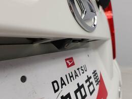 バックカメラ：運転席から見えにくいクルマの後方をカメラの映像を通して確認できます。駐車や切り返しが安心して行えます。（連動するナビ等の取り付けが必要になります）