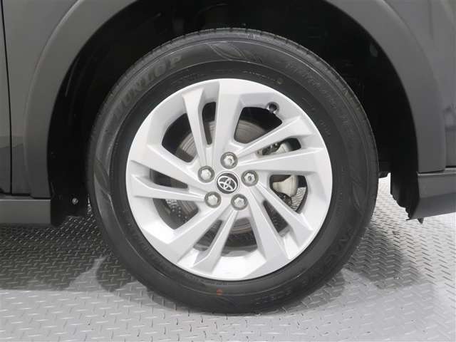 純正アルミホイールが似合ってます。タイヤサイズは195/65R16　です。