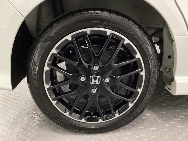 純正アルミホイールです。足元が引き立つので、車全体のイメージがアップしますよ！