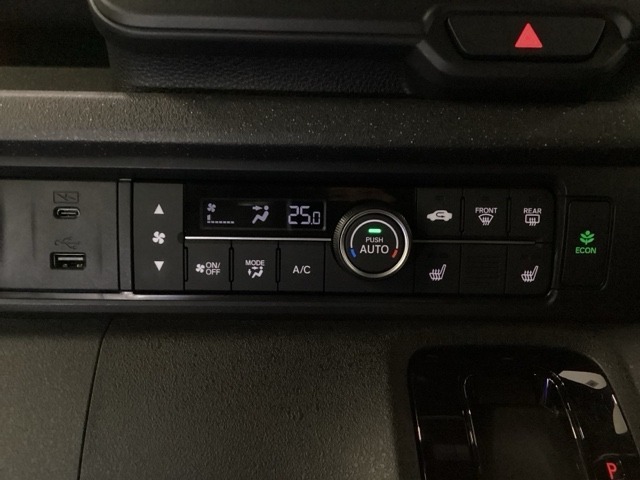 運転席のシートヒーターで寒い日もすぐに温かくなり快適に過ごせます。2段階の温度調整が可能です。