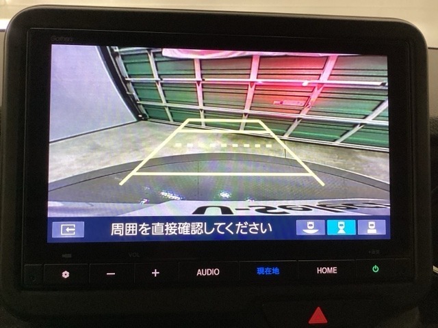 ガイド線表示機能付きのバックカメラで、バックでの車庫入れも安心です。