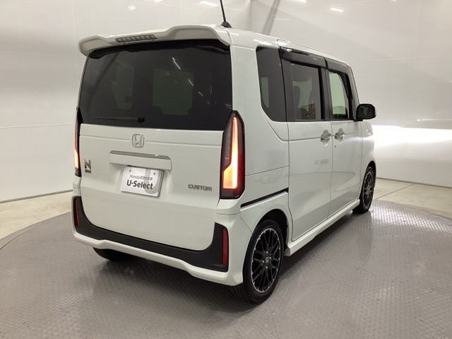 プライバシーガラスが装備されています。外を見るときには気にならずに、後方車両からは車内が見えにくい設計です。