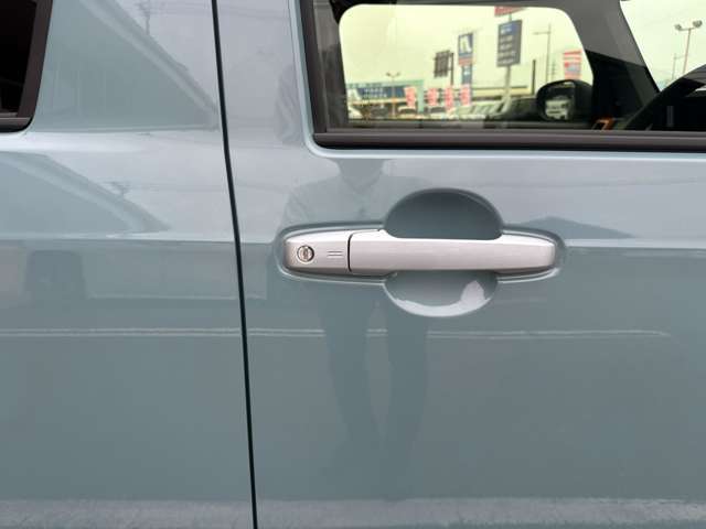 グリップ式なので女性の方でも爪を気にすることなく車にお乗り頂けます。
