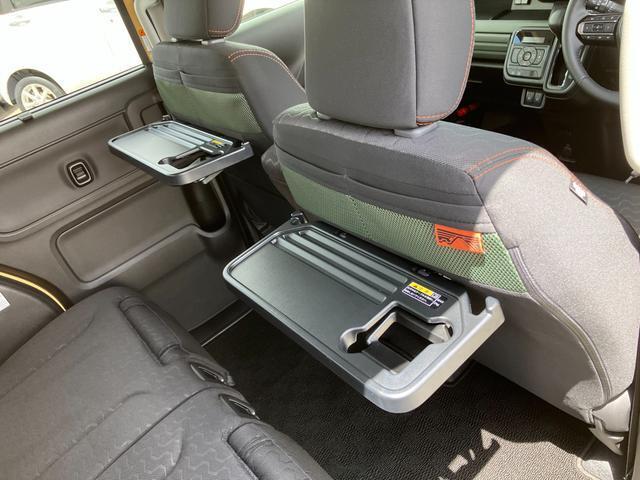 運転席と助手席にはリア席へ乗車しての休憩時などに役立つカップフォルダー付きのシートバックテーブルを装備！