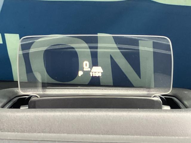 運転席の前方、インパネ上部には走行中などに目線移動少なくスピードメーターや時間などを確認できるヘッドアップディスプレイを装備！警告表示やナビ使用時には曲がる方向や曲がるまでの距離なども表示！