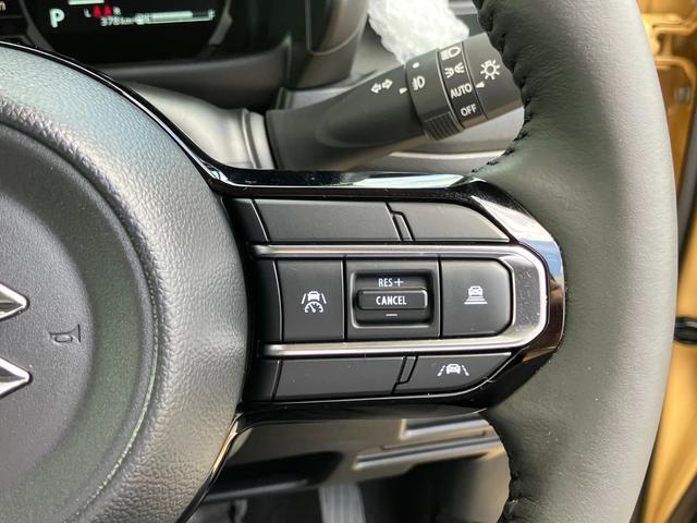 設定した速度でアクセル操作無しに走行が可能！さらに前方の車両をミリ波レーダーが検知して追従走行もしてくれるアダプティブクルーズコントロールを装備！車線維持機能なども付いています！