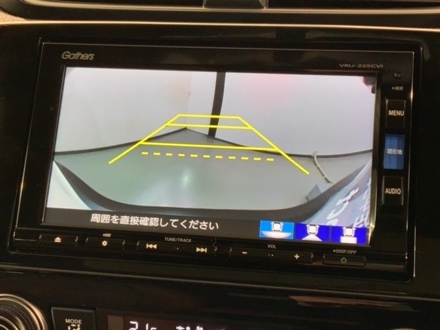 リバースギアに入れるだけで後方の表示へ切り替わります。夜間や雨の日の駐車も楽になりますよ。