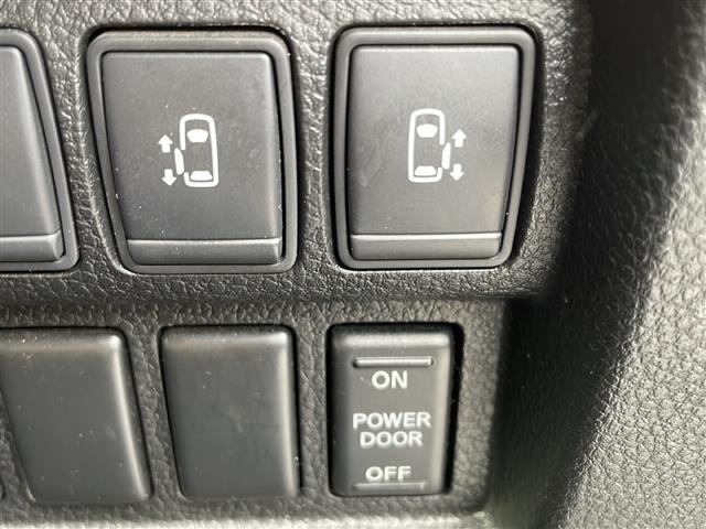 【両側パワースライドドア】両手に荷物を持っていたり、手が空いていないときでもワンタッチで後部座先のドアを開けることができます！