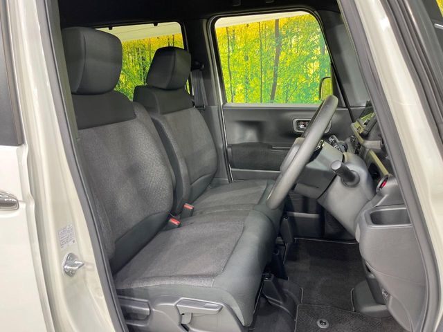 運転席シート廻りは使用感も少なく、良好な状態となっています。前オーナー様が丁寧に使っていたことがよくわかりますね。