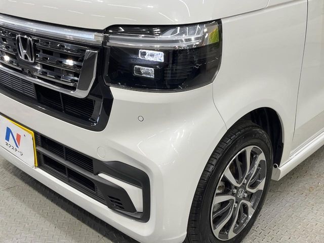 【LEDヘッドライト】悪天候や夜間走行時も良好な視界を確保し安心して運転できる高輝度LEDヘッドライトを装備！点灯速度が早く、消費電力も抑えられています。