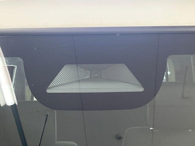 【ホンダセンシング】走行中に前方の車両等を認識し、衝突しそうな時は警報とブレーキで衝突回避と被害軽減をアシスト。より安全にドライブをお楽しみいただけます。