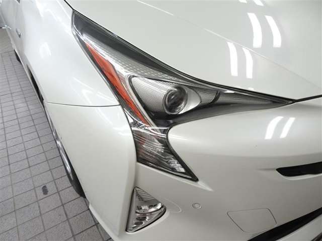 LEDヘッドライトです。デザイン性がよくとても明るいので、夜間の走行や悪天候でも安心です。しかも長寿命！