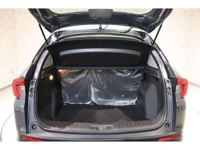 こんなに広い荷室が出来ますよ！背の高い荷物も積めます。リアシートとトランクが繋がっているので、長尺ものでも収納がOK！買い物等で重宝しますよ！