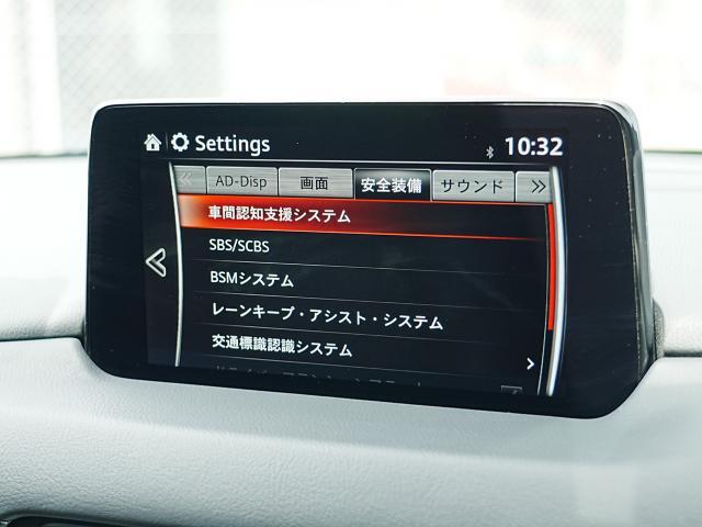 こちらのお車には先進安全装備が多数搭載されています。衝突被害を回避あるいは軽減するためのブレーキや、後方死角からの接近警報、車線逸脱を防止する警報装置など、詳しくはスタッフまでお尋ねください。