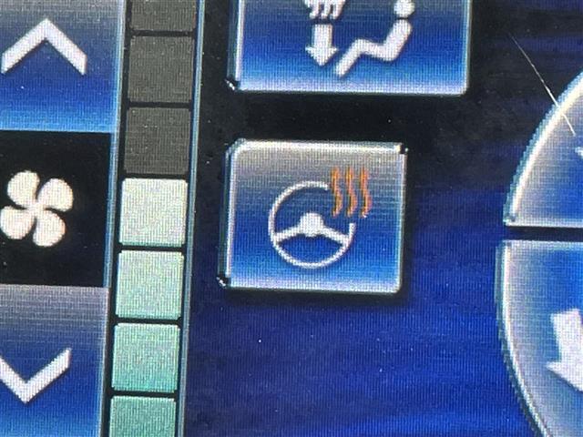 【ステアリングヒーター】冬場の寒い日に手がかじかみながら運転するのはツライですよね。でも、これがあれば安心です！ハンドルのグリップ部がじわっと暖かくなって心までポカポカします。