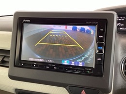 リバースギアに入れるだけで後方の表示へ切り替わります。夜間や雨の日の駐車も楽になりますよ。