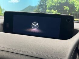 【8.8インチマツダコネクト】車内の雰囲気にマッチした大型のディスプレイ。スマホ接続でのナビ使用やBluetooth再生等、様々な機能が楽しめます。直感的なダイヤル操作が可能で、使い勝手も良好です。