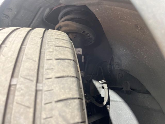 お車を安心してお乗りいただく為には、足回りの定期点検が欠かせません。サービスサポート（有償保証）では無料点検もご提供しており、安心のカーライフをお過ごしいただけるサポート体制が整っています。