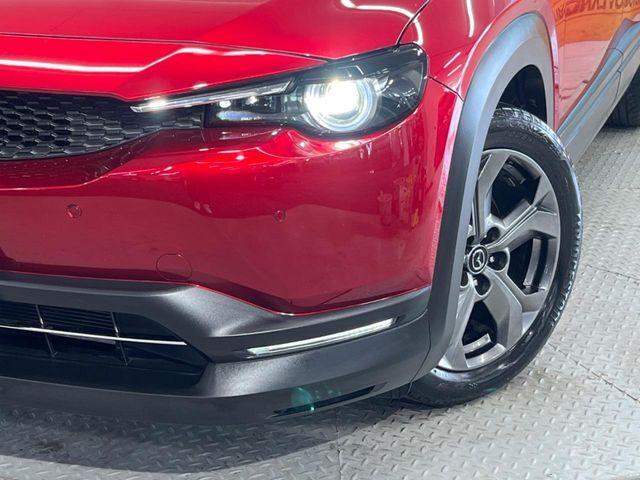 【LEDヘッドライト】悪天候や夜間走行時も良好な視界を確保し安心して運転できる高輝度LEDヘッドライトを装備！点灯速度が早く、消費電力も抑えられています。
