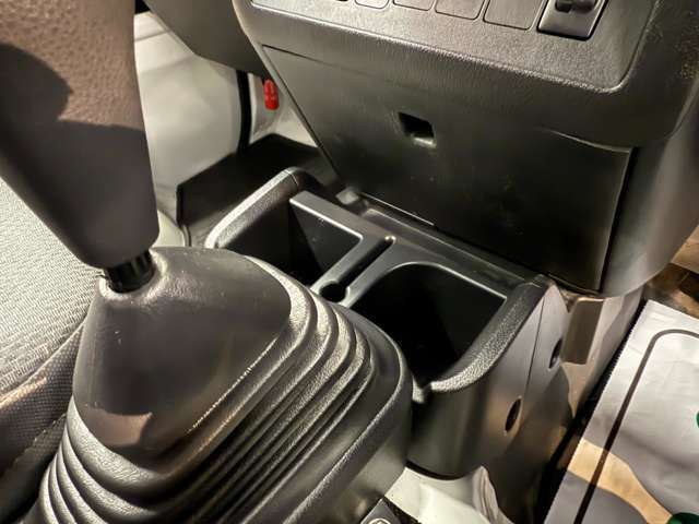 軽トラックでもドリンクホルダーや収納もしっかりございます。