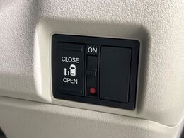 【パワースライドドア】スマートキーや運転席のスイッチでスライドドアの開閉が可能♪電動だから力を入れてドアを開ける必要が無く、小さいお子様でも、重い荷物を持っている時もラクに開け閉めできます♪