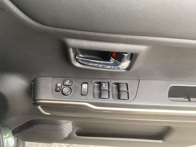 運転席＆助手席＆後部座席の窓がワンタッチで開閉出来る。開け閉めがラクラク♪