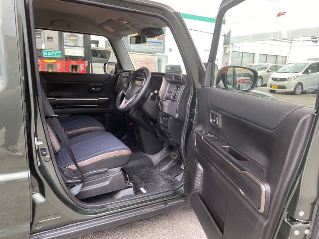 運転席・助手席の間にアームレストが付いてます。しかも収納有り