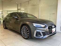 《Audi認定中古車》ならではのクオリティ、高度な訓練・教育を受けたAudi専門のメカニックがご納車前に100項目にも及ぶ精密な点検を行います。