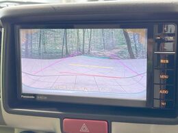 【バックカメラ】駐車時に後方がリアルタイム映像で確認できます。大型商業施設や立体駐車場での駐車時や、夜間のバック時に大活躍！運転スキルに関わらず、今や必須となった装備のひとつです！