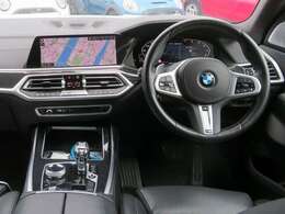 ◆インスツルメントパネルやインテリアトリムなどは、調和しなが洗練された室内を作り上げ、スイッチ類によって、優れた操作性をも実現。ドライバーの視線や動線を考え、人間工学に基づきデザインされています◆