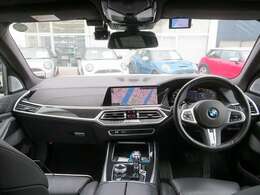 ◆インスツルメントパネルやインテリアトリムなどは、調和しなが洗練された室内を作り上げ、スイッチ類によって、優れた操作性をも実現。ドライバーの視線や動線を考え、人間工学に基づきデザインされています◆