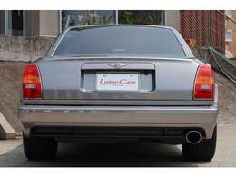 少し張り出したブリュスターフェンダーにさらに張り出すオーバーフェンダーはこのコンチTのすべてを表現しています。