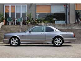 豪華クルーザーのトップキャビンがそのまま道路を走るという表現がしっくりくるのはこのクルマの走りも由来します。タイヤより下にも大きな船体があると想像するとそのイメージが理解いただけるかと思います。