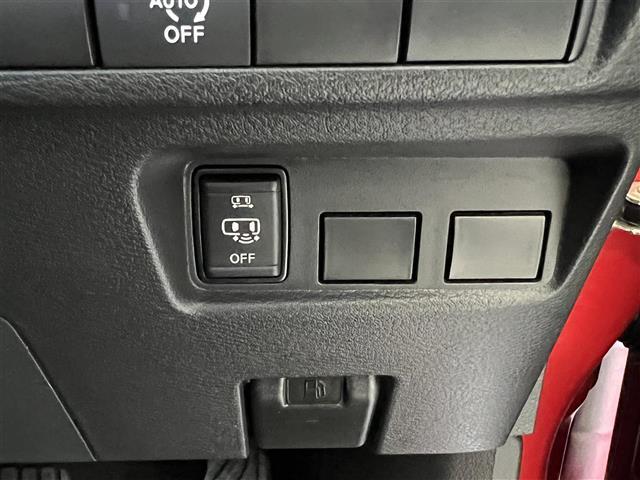 【バンズフリースライドドア　両側パワースライドドア】両手に荷物を持っていたり、手が空いていないときでもワンタッチで後部座先のドアを開けることができます！