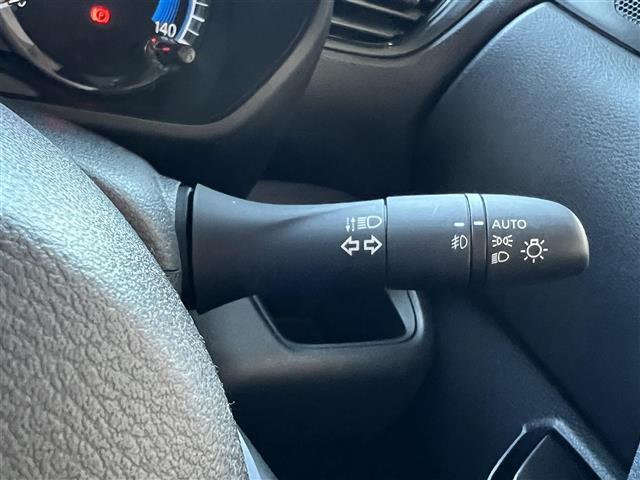 【オートライト（AUTO）】外の明るさをシステムが感知して、自動でヘッドライトが点灯します！ヘッドライトをつけ忘れを防ぐ便利機能です。
